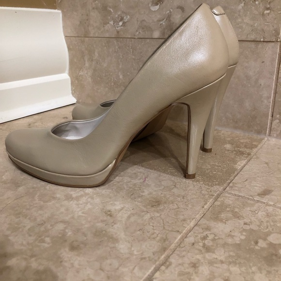Nine West taupe platform pumps 7 M - Picture 4 of 4